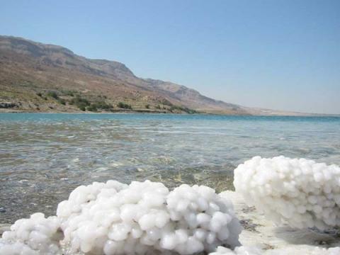 مياه البحر الميت.jpg
