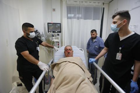 المواطنان محمود علوان ومروح عبد الحق يرقدان في المستشفى جراء اعتداء مستوطنين عليهما خلال زراعتهما لأراضي مهددة بالاستيلاء عليها في بلدة سنجل شمال رام الله.jpg