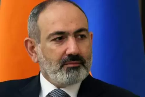 رئيس الوزراء الأرميني نيكول باشينيان خلال اجتماع مع الرئيس الروسي في مقر إقامته في نوفوأوغاريوفو خارج موسكو afp.webp