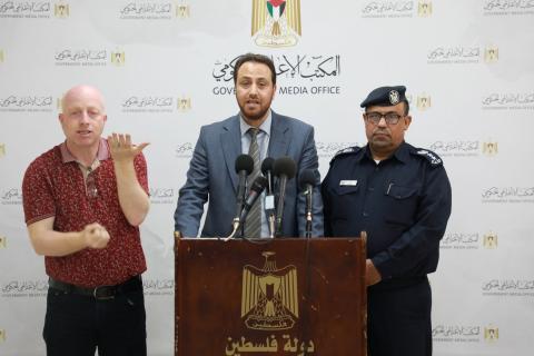 الناطق باسم  وزارة النقل والمواصلات أنيس عرفات خلال مؤتمر صحفي عقد بمقر المكتب الإعلامي الحكومي