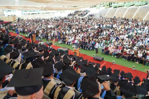 طلاب فلسطينيون بحتفلون بتخرجهم من جامعة بيرزيت في مدينة رام الله بالضفة الغربية.jpg