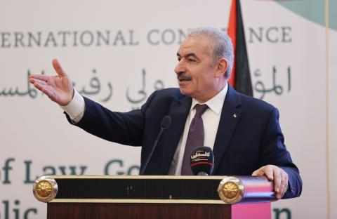 اشتية خلال المؤتمر الدولي حول سيادة القانون والحوكمة وتطوير الإدارة العامة في فلسطين.jpg