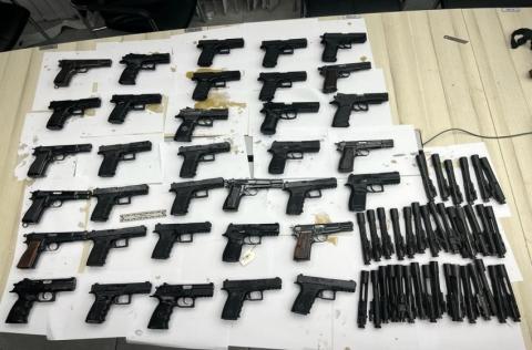 إحباط محاولة تهريب 34 مسدساً وأجزاء أسلحة من منطقة البقاع وتقسيم إمكيم الإقليمي، إلى الشرق من مدينة الخليل.jpeg