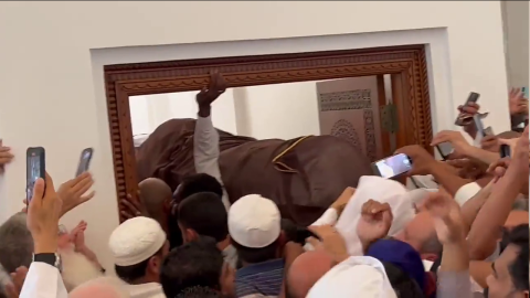 القرضاوي محمولًا على أكتاف المشيعيين لمواراته الثرى في الدوحة