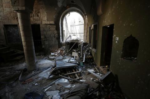 فلسطينيون يتفقدون آثار الدمار الذي لحق بمنزل قصفته قوات الاحتلال في حارة الياسمينة بالبلدة القديمة لمدينة نابلس 9.jpg