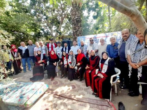 التجمع الفلسطيني للوطن و الشتات يساعد المزارعين بقطف الزيتون شمال غزة.jpg