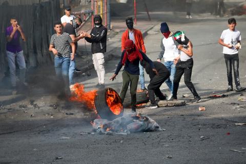 مواجهات بين المتظاهرين الفلسطينيين وقوات الاحتلال الإسرائيلي في الخليل.jpg
