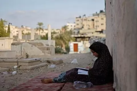 لميس كحيل (12 عاما) تدرس في مدرسة في مقبرة الشيخ شعبان حيث تعيش مع عائلتها في غزة  تصوير: محمد سالم - رويترز.