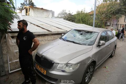 مستوطنون يعتدون على مركبات فلسطينية في حي الشيخ جراح.jpg