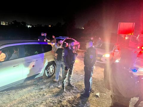 الأمن الفلسطيني يسلم قوة من الجيش الإسرائيلي المستوطنين الثلاثة والسياح الروس الثمانية الذين دخلوا الخليل