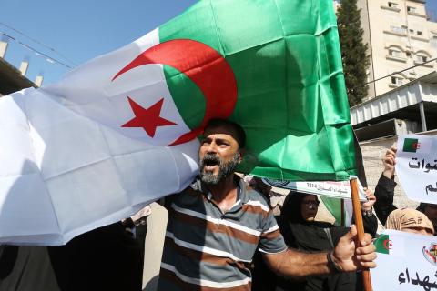 أهالي الشهداء والجرحى يشاركون في وقفة تزامنا مع جلسات الحوار الوطني بالجزائر للمطالبة بحقوقهم والوحدة الوطنية في مدينة غزة 1(1).jpg