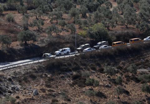- الاحتلال ينصب حواجز عسكرية ويعيق حركة المواطنين على طريق المربعة غرب مدينة نابلس.jpg