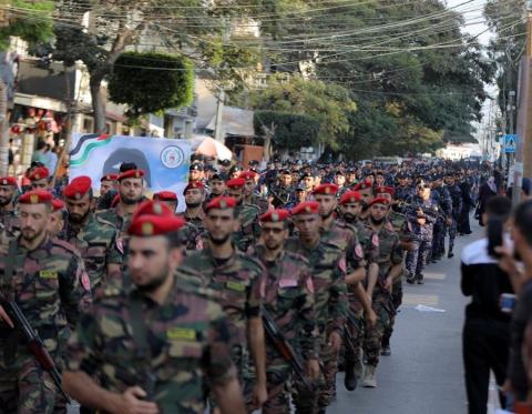 الداخلية في غزة تُنظم مسير عسكري وتُخرج عدد من الدورات التدريبية
