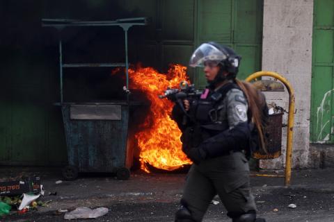 مواجهات بين المتظاهرين الفلسطينيين وقوات الاحتلال الإسرائيلي في البلدة القديمة بالخليل 12.jpg