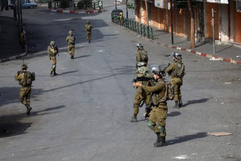 مواجهات بين المتظاهرين الفلسطينيين وقوات الاحتلال الإسرائيلي في الخليل 7ص.jpg
