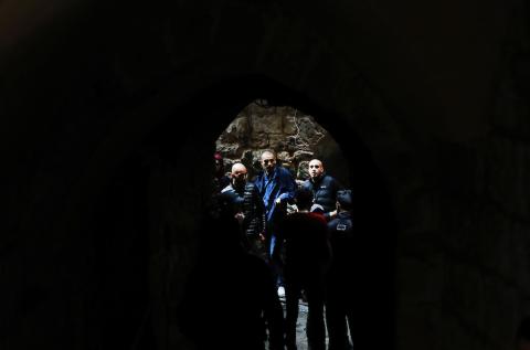 فلسطينيون يتفقدون آثار الدمار الذي لحق بمنزل قصفته قوات الاحتلال في حارة الياسمينة بالبلدة القديمة لمدينة نابلس 223.jpg