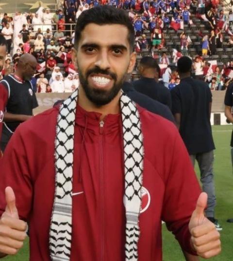 كابتن منتخب قطر يتوشح الكوفية الفلسطينية خلال التدريبات استعدادا لكأس العالم.JPG