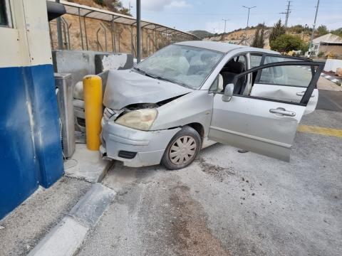 مركبة تحمل لوحة تسجيل إسرائيلية مسرعة اصطدمت بمكان تواجد الجنود على حاجز برطعة