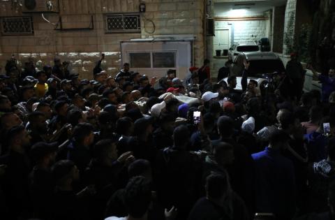 فلسطينيون يحملون الشهداء على أكتافهم خارج المستشفى في مدينة نابلس 1.jpg