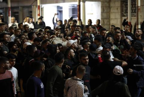 جثمان الشهيد وديع الحوح الى مستشفى رفيديا بعد الإعلان عن استشهاده فجر اليوم.jpg