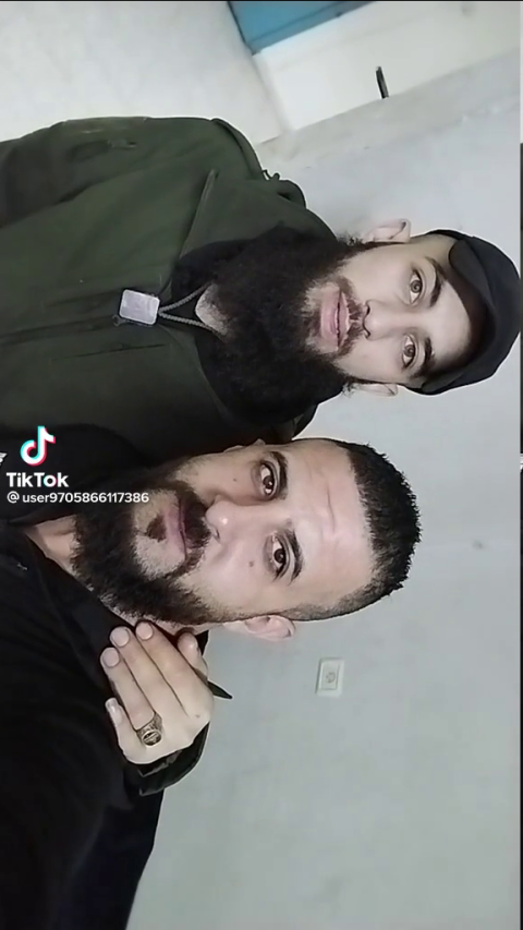 بالفيديو "مطلوبون" سلموا أنفسهم داخل أحد مقرات الأجهزة الأمنية الفلسطينية في نابلس