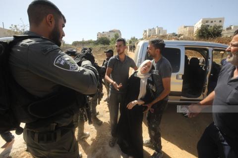 الخليل - الاحتلال يجبر عائلة ابو عيدة على اخلاء منزلهم تمهيدا لهدمه في الخليل.jpg