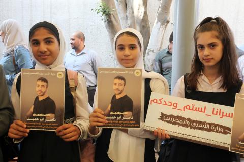 فلسطينيون يشاركون في الاعتصام الأسبوعي للمطالبة بالإفراج عن الأسرى داخل السجون الإسرائيلية أمام مقر الصليب الأحمر في غزة.jpg