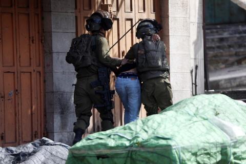 مواجهات بين المتظاهرين الفلسطينيين وقوات الاحتلال الإسرائيلي في الخليل 8.jpg