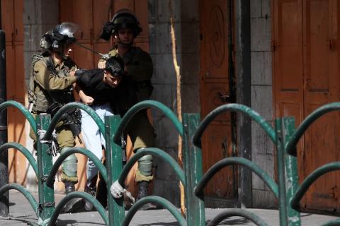 مواجهات بين المتظاهرين الفلسطينيين وقوات الاحتلال الإسرائيلي في الخليل.jpg
