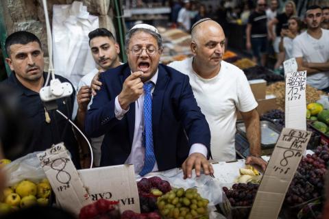 عضو الكنيست الإسرائيلي المتطرف إيتمار بن غفير يتحدث مع أنصار في أحد أسواق مدينة القدس المحتلة قبيل الانتخابات الوشيكة.jpg