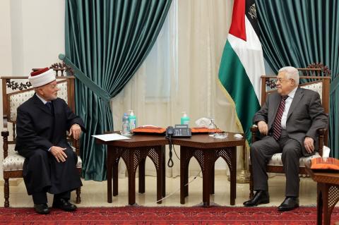 الرئيس يستقبل مفتي القدس والديار الفلسطينية.jpg