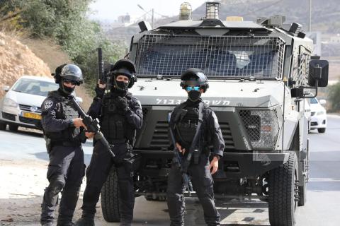 الاحتلال يقتحم محال تجارية في دورا جنوب الخليل.jpg
