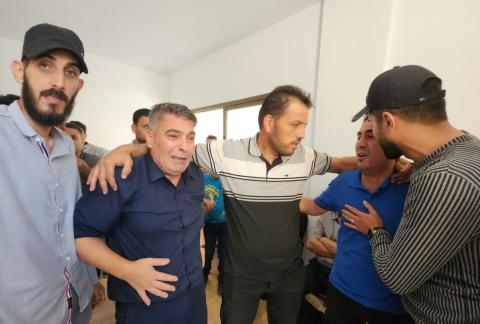 والد مقبل عاشور الذي توفي في حادثة غرق مركب مهاجرين قبالة سواحل تونس يبكي داخل منزله بعد سماع خبر وفاة ابنه.jpg