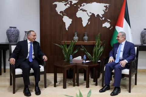 اشتية يستقبل السفير المصري الجديد لدى فلسطين ويطلعه على آخر المستجدات السياسية.jpg