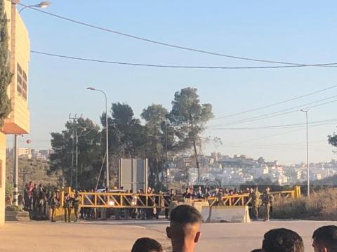 تجمع للمستوطنين على بوابة عورتا شرق نابلس بحماية قوات الاحتلال، واغلاقها أمام الفلسطينيين.jpg