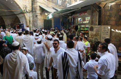 اقتحام العشرات من المستوطنين، تحت حماية الشرطة الإسرائيلية في اليوم الأخير من عيد العرش المسجد الأقصى في البلدة القديمة بالقدس.jpg