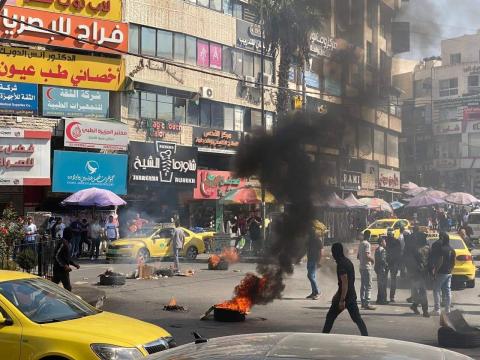 شبان يشعلون الإطارات ويغلقون شوارع بلدة كفر عقب.jpg