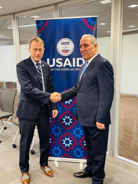 حسين الشيخ خلال زيارة إلى مقر الوكالة الأمريكية للتنمية الدولية (USAID).jpg