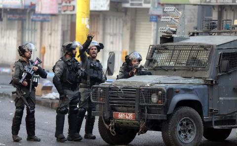 مواجهات بين الشبان وقوات الاحتلال في منطقة باب الزاوية وسط مدينة الخليل.jpg