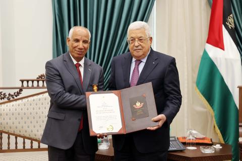 الرئيس الفلسطيني محمود عباس يكرم محمد خميس عياش في رام الله.jpg