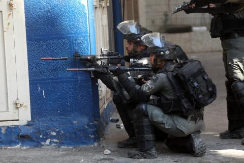مواجهات بين المتظاهرين الفلسطينيين وقوات الاحتلال الإسرائيلي في البلدة القديمة بالخليل 16.jpg