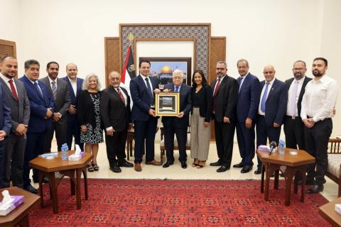 الرئيس عباس يكرّم رئيس بلدية  باترسون  الأميركية ، ويمنح باسم حشمة وسام الاستحقاق والتميز.jpg