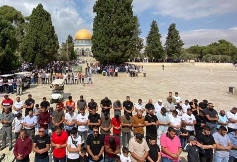 عشرات الآلاف يؤدون صلاة الجمعة في المسجد الأقصى المبارك 1.jpg
