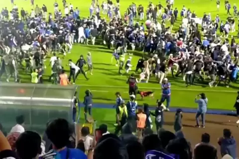 أكثر من 3 آلاف مشجع نزلوا الملعب بعد نهاية المباراة (رويترز).webp