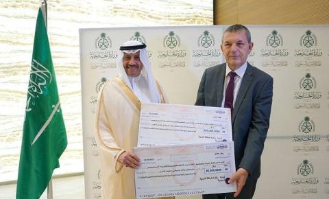 المفوض العام للأونروا فيليب لازاريني مع السفير نايف بن بندر السديري سفير المملكة العربية السعودية في الأردن.jpg