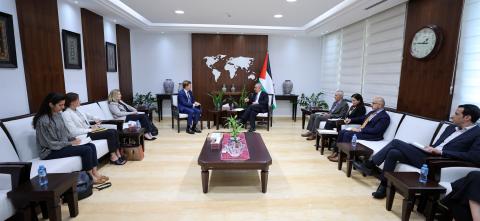اشتية يطالب وفدا من الخارجية البريطانية بإلغاء فكرة مراجعة وضع السفارة في إسرائيل