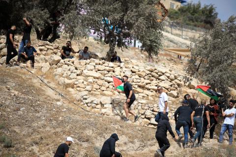 شرطة الاحتلال الإسرائيلي تمنع المواطنين الفلسطينيين من قطف الزيتون في سلوان بمدينة القدس 17.jpg