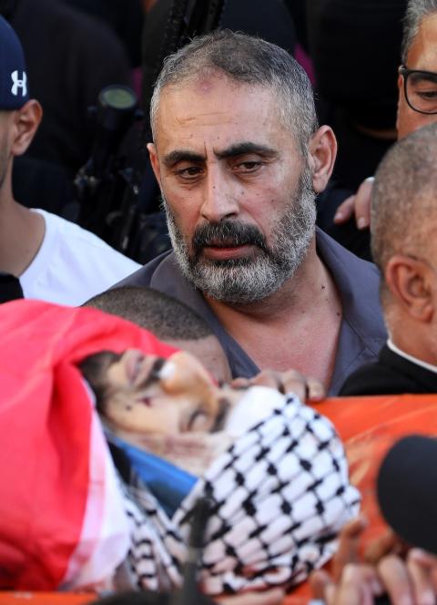 فتحي خازم يودع نجله الشهيد عبد الرحمن.jpg