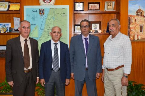 رئيس بلدية غزة يستقبل وفداً من الجبهة الشعبية ويبحث معه تعزيز التعاون
