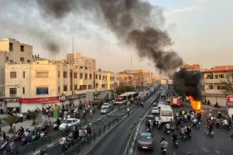 صورة حصلت عليها وكالة فرانس برس خارج إيران تُظهر دراجة نارية مشتعلة في طهران في 8 تشرين الأول/أكتوبر 2022